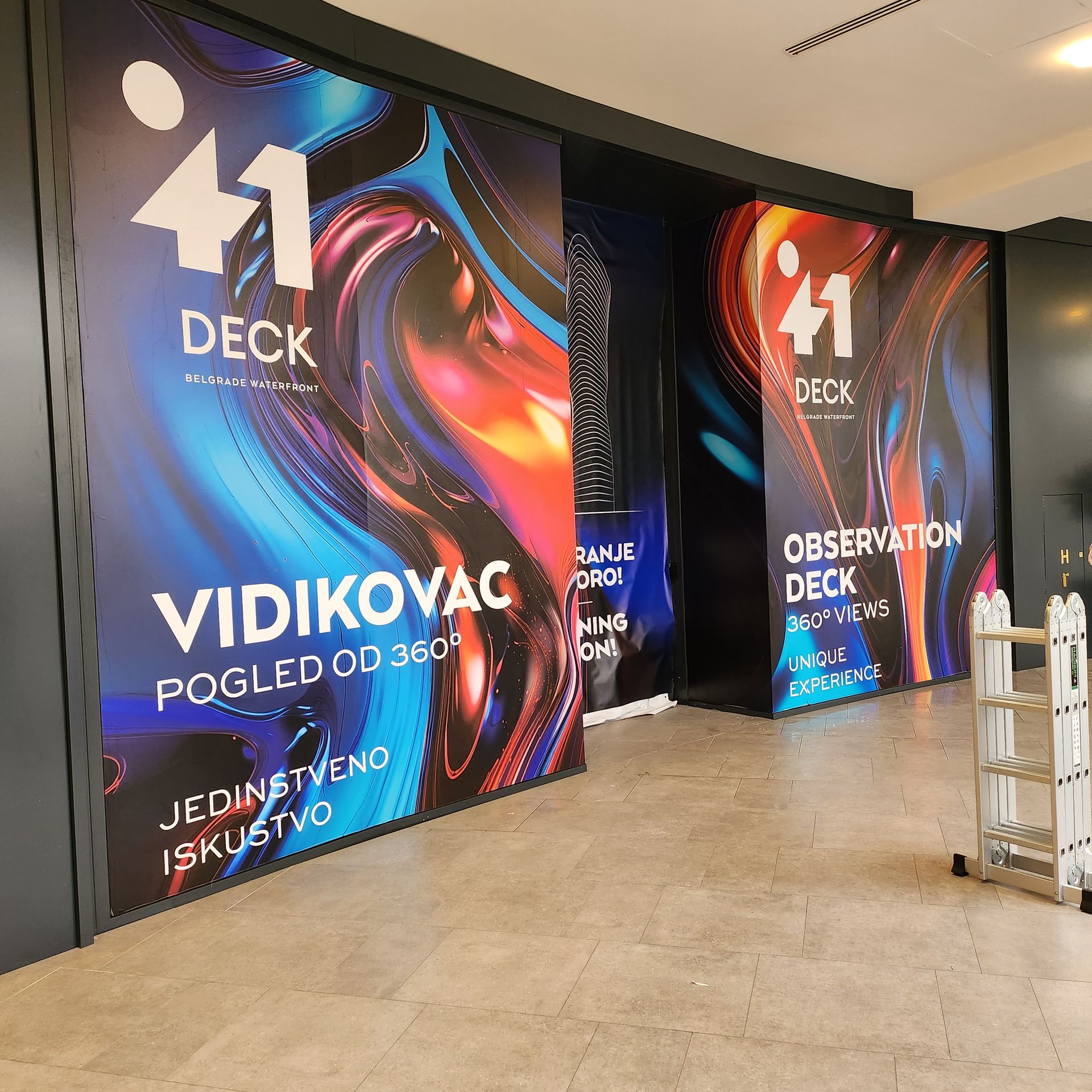 Detalj kompjuterski sečene folije pripremljene za postavljanje